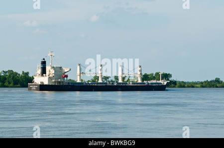 Navire de charge océaniques sur Mississippi River près de vacherie, Louisiane Banque D'Images