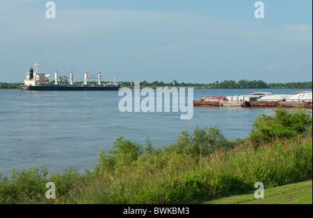 Vue depuis la digue de barges et navire de charge océaniques sur Mississippi River près de vacherie, Louisiane Banque D'Images