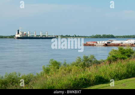 Vue depuis la digue de barges et navire de charge océaniques sur Mississippi River près de vacherie, Louisiane Banque D'Images