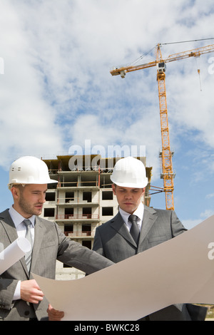 Portrait de certains collègues à la recherche de nouveaux plans de construction et de réflexion Banque D'Images