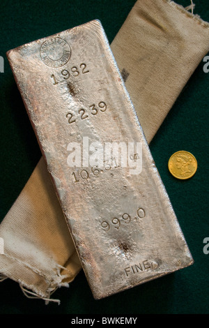 Grande société minière Homestake Silver Bullion Bar - 106,31 onces - Lead, Dakota du Sud Mine - Pièce d'or pour l'échelle Banque D'Images
