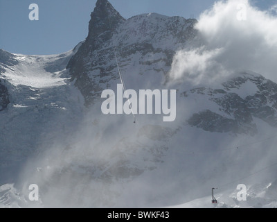 Câble d'antenne câble de transport ferroviaire Gare Kleinmatterhorn nuages Suisse Europe canton Valais montagne Banque D'Images