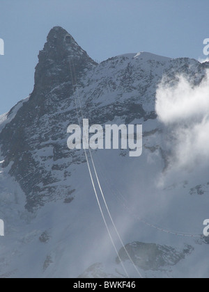 Câble d'antenne câble de transport ferroviaire Gare Kleinmatterhorn nuages Suisse Europe canton Valais montagne Banque D'Images