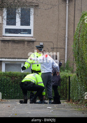 Arrêt de la Police d'Edimbourg et recherchez une jeunesse dans le domaine Broomhouse Banque D'Images