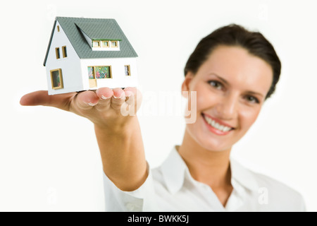 Image de jeune femme belle présentation de modèle de maison Banque D'Images