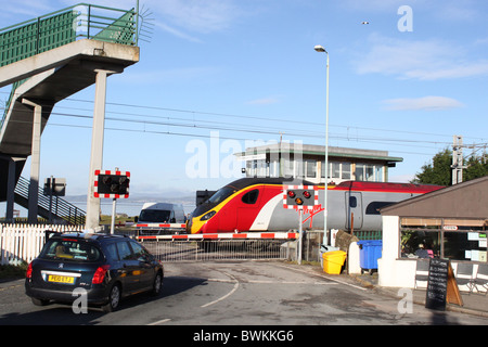 Passage à niveau avec le train et le trafic routier. Banque D'Images