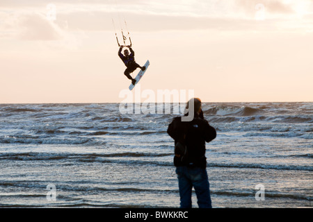 Un Kite surfer de sauter sur la côte de Fylde entre Blackpool et Lytham, Lancashire, Royaume-Uni. Banque D'Images