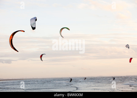 Kite surfeurs sur la côte de Fylde entre Blackpool et Lytham, Lancashire, Royaume-Uni. Banque D'Images