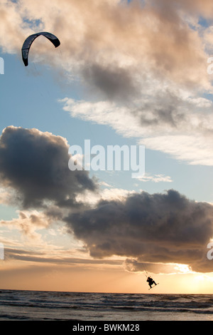 Un Kite surfer de sauter sur la côte de Fylde entre Blackpool et Lytham, Lancashire, Royaume-Uni. Banque D'Images