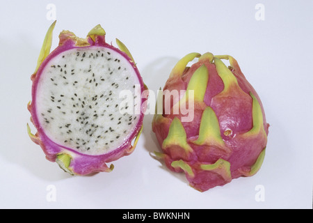 Pitaya rouge, Dragonfruit (Hylocereus undatus), coupées en deux fruits, studio photo. Banque D'Images