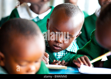 Les enfants des bidonvilles de Mathare, Maji Mazuri centre et école, Nairobi, Kenya Banque D'Images