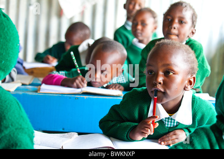 Les enfants des bidonvilles de Mathare, Maji Mazuri centre et école, Nairobi, Kenya Banque D'Images