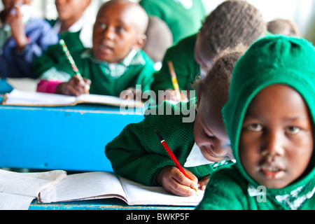 Les enfants des bidonvilles de Mathare, Maji Mazuri centre et école, Nairobi, Kenya Banque D'Images