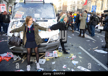 Les élèves participent à une manifestation de masse sur les plans du gouvernement pour modifier le financement des études et des frais de scolarité, Londres. Banque D'Images