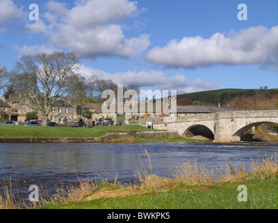 Burnsall village et River Wharfe en automne hiver Lower Wharfedale North Yorkshire Dales National Park Angleterre Royaume-Uni Grande-Bretagne Banque D'Images