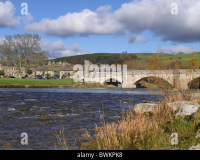 Burnsall et River Wharfe en automne hiver Lower Wharfedale North Yorkshire Dales National Park Angleterre Royaume-Uni Grande-Bretagne Banque D'Images