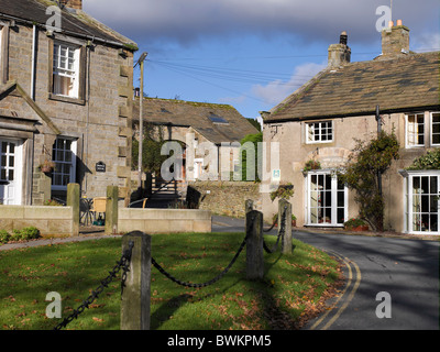 Maisons chalets dans le village de Burnsall en automne Basse Wharfedale Nord Yorkshire Dales Angleterre Royaume-Uni GB Grande-Bretagne Banque D'Images