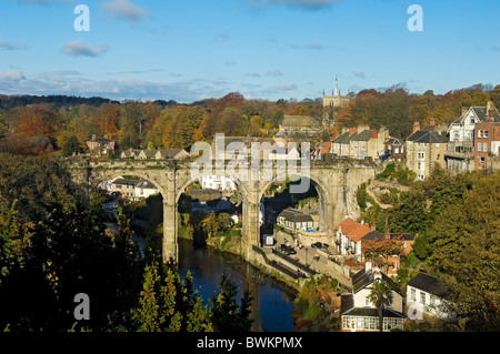 Pont ferroviaire Viaduct traversant la rivière Nidd en automne Knaresborough North Yorkshire Angleterre Royaume-Uni Grande-Bretagne Banque D'Images