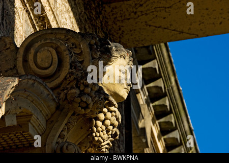 Gros plan sur la sculpture en pierre au-dessus de l'entrée de Conyngham Hall Knaresborough North Yorkshire England Royaume-Uni GB Grande-Bretagne Banque D'Images