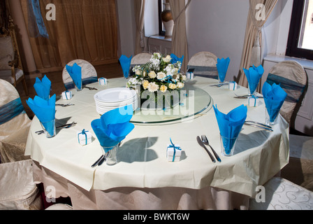 Table décorée de fleurs dans une salle de mariage Banque D'Images