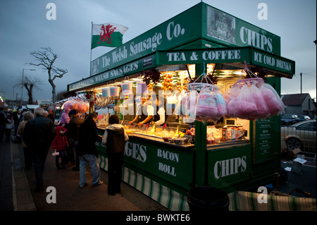 Fast food stand à saucisses galloise Aberystwyth juste, lundi 15 novembre 2010 Banque D'Images