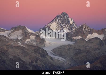 Suisse Europe Finsteraarhorn Vue du col du Nufenen Canton Valais Alpine mountain mountains un paysage Banque D'Images