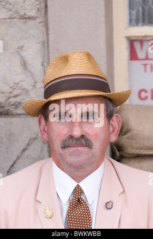 Portrait de la homme habillé en costume de style années 1940 Ramsbottom UK Banque D'Images