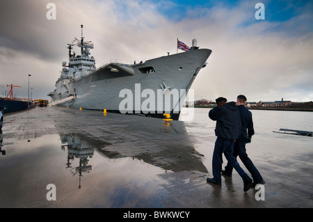 La Royal Navy porte-avions HMS Ark Royal accosté sur les quais de Northumbrie sur la Tyne Banque D'Images