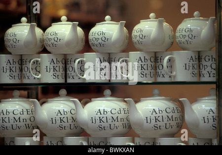 UK London shop du thé Whittard fenêtre Carnaby Street Mayfair Grande-bretagne Europe Angleterre tasses pots céramique Banque D'Images