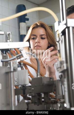 De jeunes étudiants d'expérimenter un médicament à l'intérieur de la machine d'un laboratoire à l'Université arabe de Beyrouth Liban Moyen Orient Banque D'Images