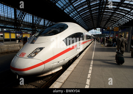 La glace (Inter City Express) train de voyageurs, Cologne, Allemagne. Banque D'Images