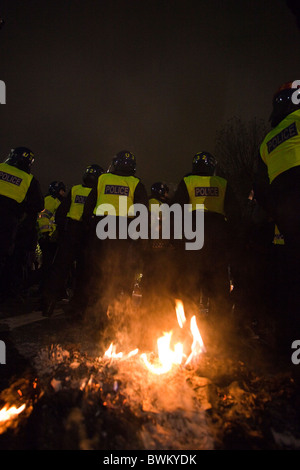 Londres, ANGLETERRE - Manifestation d'étudiants à Whitehall, les incendies allumés par les manifestants Banque D'Images