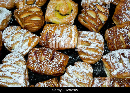 La cuisson de la pâte feuilletée individuels assortis strudel viennoiseries saupoudrés de sucre glace Banque D'Images