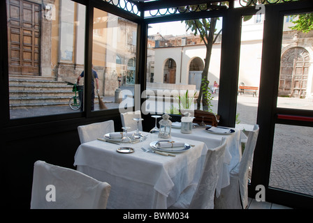 Restaurant à Piazza San Rufo, le centre de l'Italie à Rieti, Latium Banque D'Images