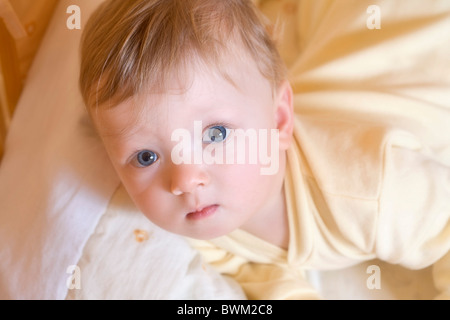 Bébé garçon 11 mois bébé enfant enfants portrait une personne blonde yeux bleu Banque D'Images