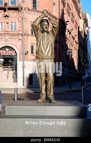 Statue en bronze de Brian Clough dans le centre-ville de Nottingham Banque D'Images