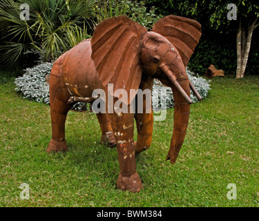 Une sculpture d'éléphant soudé grâces la pelouse dans un orphelinat à Nairobi. Banque D'Images