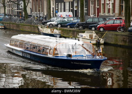 Un bus d'eau voyageant le long d'un canal à Amsterdam Banque D'Images