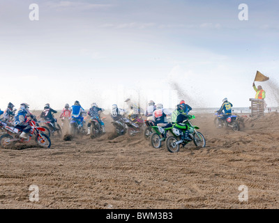 Les coureurs de motocross la tenue d'une réunion de courses sur un cours spécialement construite sur la plage de Barmouth Gwynedd au nord du Pays de Galles Banque D'Images