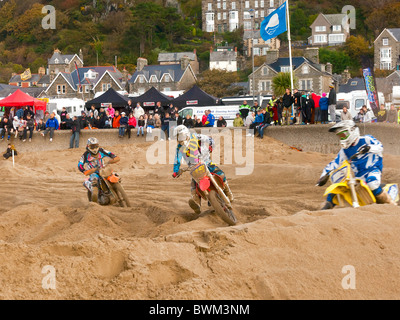 Les coureurs de motocross la tenue d'une réunion de courses sur un cours spécialement construite sur la plage de Barmouth Gwynedd au nord du Pays de Galles Banque D'Images