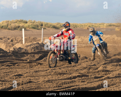 Les coureurs de motocross la tenue d'une réunion de courses sur un cours spécialement construite sur la plage de Barmouth Gwynedd au nord du Pays de Galles Banque D'Images