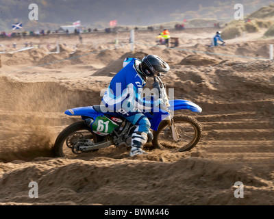 Les coureurs de motocross la tenue d'une réunion de courses sur un cours spécialement construite sur la plage de Barmouth Gwynedd au nord du Pays de Galles Banque D'Images