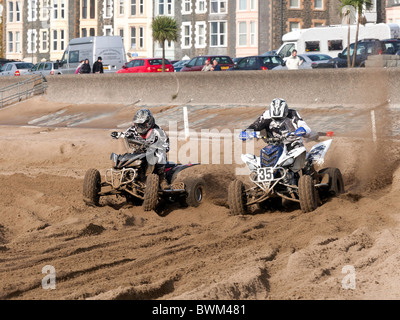 Les coureurs de motocross la tenue d'une réunion de courses sur un cours spécialement construite sur la plage de Barmouth Gwynedd au nord du Pays de Galles Banque D'Images