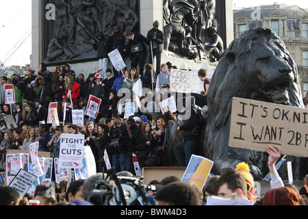 Les élèves organiser une manifestation à Trafalgar Square Banque D'Images