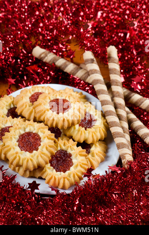 Jelly cookies pile dans les chaînes de Noël rouge Banque D'Images