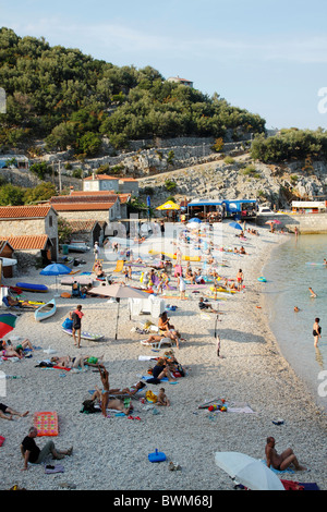 Les touristes sur une plage de Beli village sur l'île de Cres, Croatie Banque D'Images