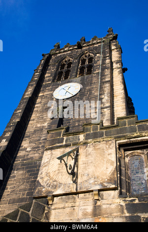 Cadran solaire à la cathédrale Church of St John the Baptist Halifax West Yorkshire Angleterre Banque D'Images