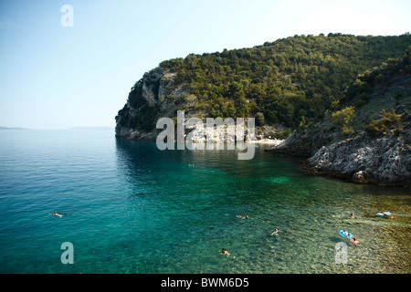 Les gens nager dans la mer Adriatique près de Beli village sur l'île de Cres, Croatie Banque D'Images