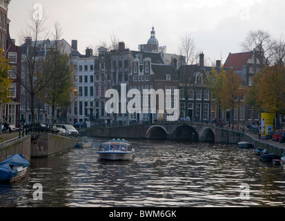 Un bus d'eau voyageant le long d'un canal à Amsterdam Banque D'Images