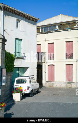 Voiture Renault 4 dans le village de Fleury d'Aude en France Banque D'Images